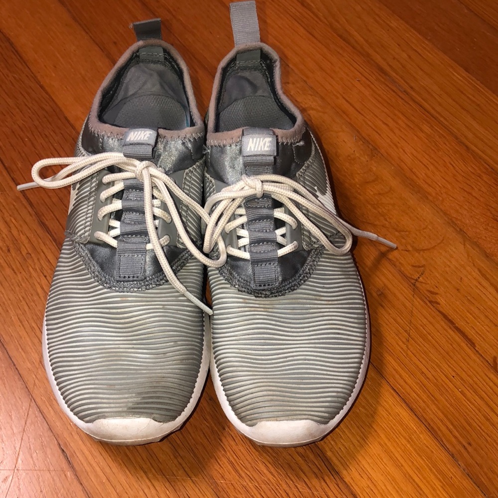 Nike athletic shoes style in gray